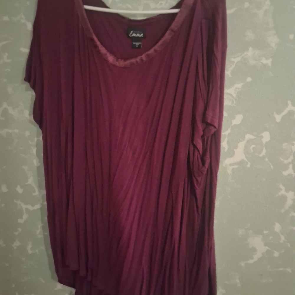 Emma Women's Short Sleeve Burgundy Tee